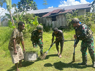 Tercipta Lingkungan Bersih dan Sehat, Satgas Yonif 521/DY Bersama Warga Gotong Royong di Kantor Distrik Apalapsili