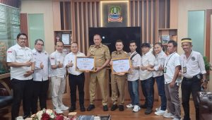 Panitia Peringatan Hari Pers Nasional (HPN) Bekasi Raya 2026 yang dipimpin Ade Muksin bersama jajaran panitia menyerahkan Piagam Penghargaan Anugerah Pers Bekasi Raya 2026 sekaligus laporan pelaksanaan kegiatan HPN Bekasi Raya 2026 kepada Wali Kota Bekasi, Dr. Tri Adhianto Tjahyono, S.E., M.M., dan Wakil Wali Kota Bekasi, Dr. Abdul Harris Bobihoe, di Kantor Pemerintah Kota Bekasi, Senin (22/6/2026).