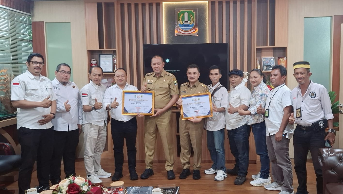 Panitia Peringatan Hari Pers Nasional (HPN) Bekasi Raya 2026 yang dipimpin Ade Muksin bersama jajaran panitia menyerahkan Piagam Penghargaan Anugerah Pers Bekasi Raya 2026 sekaligus laporan pelaksanaan kegiatan HPN Bekasi Raya 2026 kepada Wali Kota Bekasi, Dr. Tri Adhianto Tjahyono, S.E., M.M., dan Wakil Wali Kota Bekasi, Dr. Abdul Harris Bobihoe, di Kantor Pemerintah Kota Bekasi, Senin (22/6/2026).