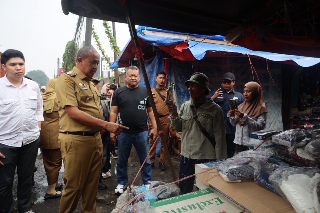 Wali Kota Bekasi Tri Adhianto berharap seluruh pedagang di kawasan Pasar Baru mematuhi kebijakan penataan yang sedang dilakukan Pemerintah Kota Bekasi.