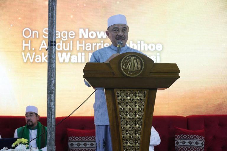 Wakil Wali Kota Bekasi Abdul Harris Bobihoe mendampingi Ketua MPR RI Ahmad Muzani menghadiri Haul Almarhum KH. Abubakar Jamal HA ke-28 dan Haul Almarhum KH. Hairuddin Abubakar ke-10 yang digelar di Pelataran Yayasan Al Barokah, Jatimakmur, Pondok Gede, Kota Bekasi, Sabtu (28/6/2026) malam.