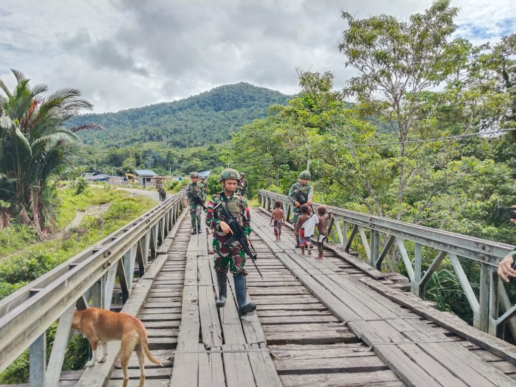 Melaksanakan kegiatan Teritorial Ke rumah masyarakat Kampung Gilika, Distrik Benawa, Kabupaten Yalimo, Papua Pegunungan, dengan 10 Personil di pimpin Sertu Suhardiman melaksanakan Anjangsana pelayanan kesehatan, Minggu (28/6/2026).