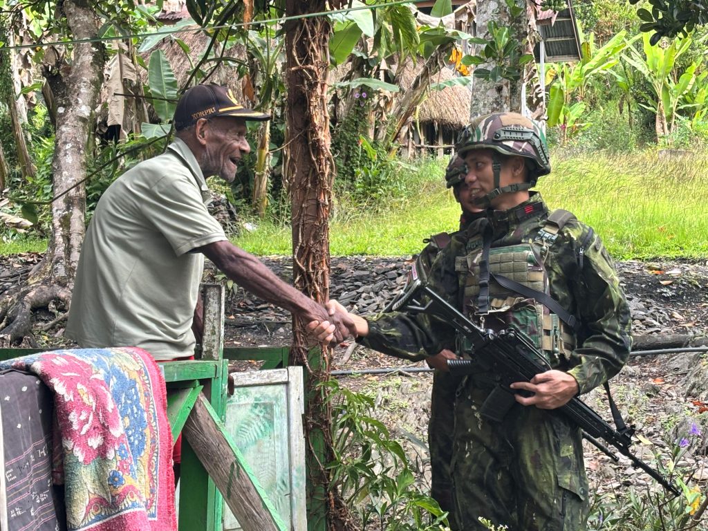 Satgas Yonif 645 GTY, personel Pos Kelila yang dipimpin langsung oleh Letda Inf Danang Prasetyo (Danpos) melaksanakan kegiatan Anjangsana, Selasa (30/06/2026).