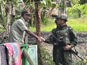 Satgas Yonif 645 GTY, personel Pos Kelila yang dipimpin langsung oleh Letda Inf Danang Prasetyo (Danpos) melaksanakan kegiatan Anjangsana, Selasa (30/06/2026).