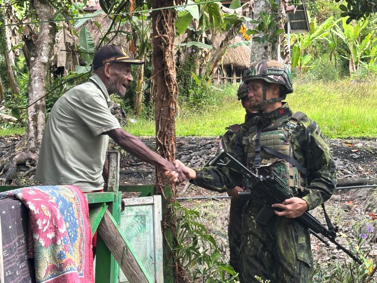 Satgas Yonif 645 GTY, personel Pos Kelila yang dipimpin langsung oleh Letda Inf Danang Prasetyo (Danpos) melaksanakan kegiatan Anjangsana, Selasa (30/06/2026).