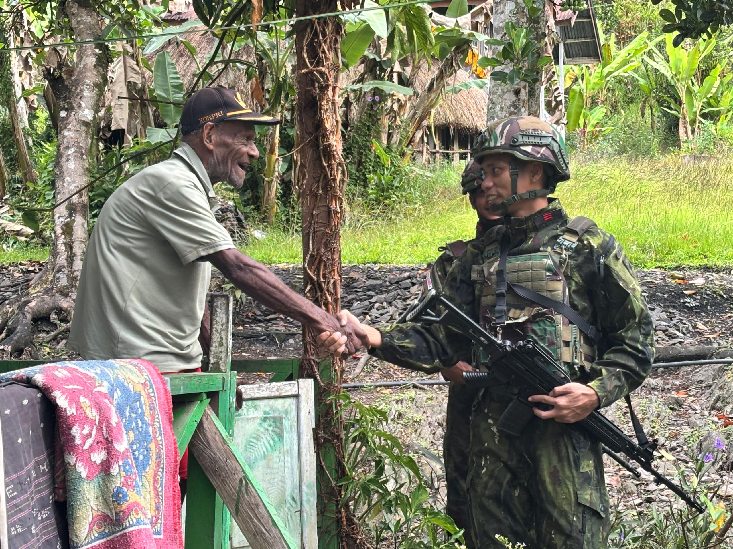 Satgas Yonif 645 GTY, personel Pos Kelila yang dipimpin langsung oleh Letda Inf Danang Prasetyo (Danpos) melaksanakan kegiatan Anjangsana, Selasa (30/06/2026).