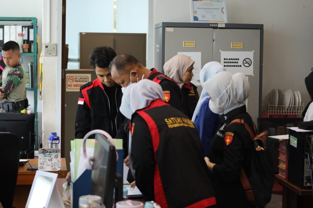Tim Penyidik Kejaksaan Negeri (Kejari) Kota Bekasi menggeledah sejumlah lokasi dalam rangka penyidikan dugaan tindak pidana korupsi berupa pungutan liar (pungli) terhadap pengelola fasilitas Mandi, Cuci, Kakus (MCK) di Pasar Bantargebang.