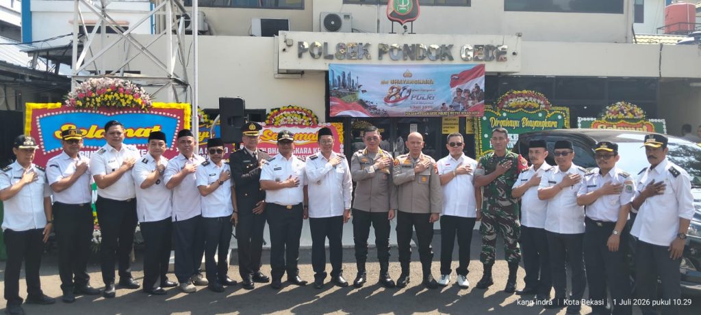 Dalam rangka memperingati Hari Ulang Tahun (HUT) Bhayangkara ke-80, Polsek Pondok Gede menggelar kegiatan tasyakuran di halaman Mapolsek Pondok Gede, Jalan Raya Jatiwaringin No. 108, Kelurahan Jatiwaringin, Kecamatan Pondok Gede, Kota Bekasi, Rabu (1/7/2026).