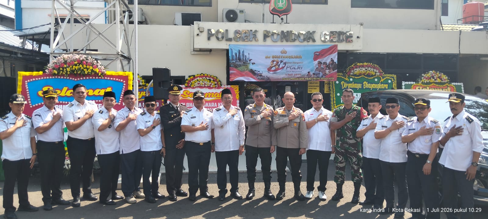 Dalam rangka memperingati Hari Ulang Tahun (HUT) Bhayangkara ke-80, Polsek Pondok Gede menggelar kegiatan tasyakuran di halaman Mapolsek Pondok Gede, Jalan Raya Jatiwaringin No. 108, Kelurahan Jatiwaringin, Kecamatan Pondok Gede, Kota Bekasi, Rabu (1/7/2026).
