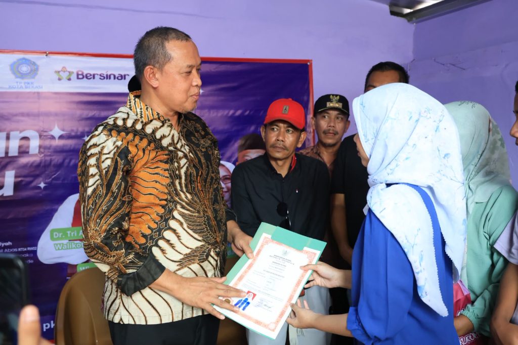 Wali Kota Bekasi Tri Adhianto meresmikan hasil pembangunan program Bantuan Rumah Tidak Layak Huni (Rutilahu) bagi dua warga di Kecamatan Pondok Gede, Sabtu (4/7/2026).