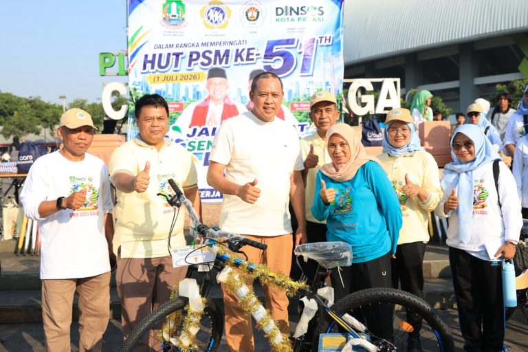 Wali Kota Bekasi Tri Adhianto menghadiri peringatan Hari Ulang Tahun (HUT) ke-51 Pekerja Sosial Masyarakat (PSM) Kota Bekasi yang dirangkaikan dengan kegiatan jalan sehat dan senam bersama lansia di Plaza Patriot Candrabhaga, Minggu (5/7/2026).