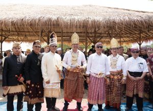 Pangdam XXI/Radin Inten, Mayjen TNI Kristomei Sianturi, S.Sos., M.Si. (Han), mengikuti prosesi adat Turun Mandei dalam rangkaian Begawi Festival 2026 di Radin Inten Beach, Pantai Pasir Putih, Desa Rangai Tri Tunggal, Kec. Ketibung, Kab. Lampung Selatan, Sabtu (11/7/2026).