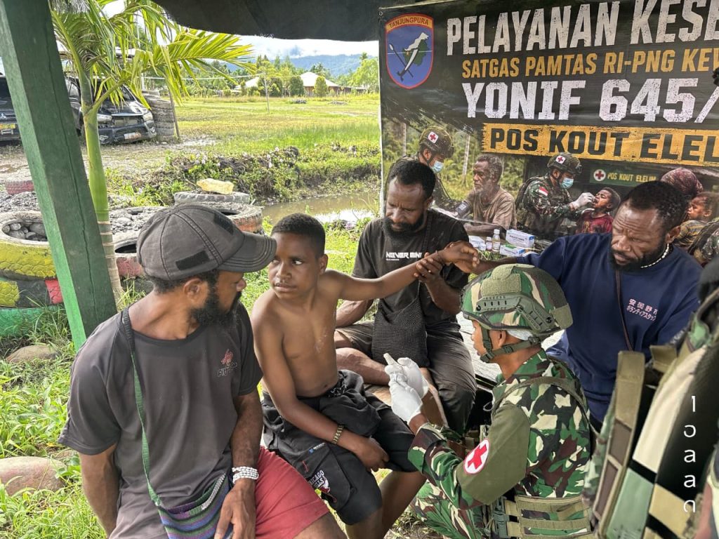 Dengan 12 Personil DPP Wadansatgas Yonif 645/Gty Kapten Inf Bambang Ndaru Ardiansyah S.T. Han, M.A.P. melaksanakan kegiatan pembagian sargal Alkitab dan Pelayanan kesehatan kepada masyarakat Distrik Elelim, Kabupaten Yalimo, Papua Pegunungan. Kamis (16 Juli 2026).