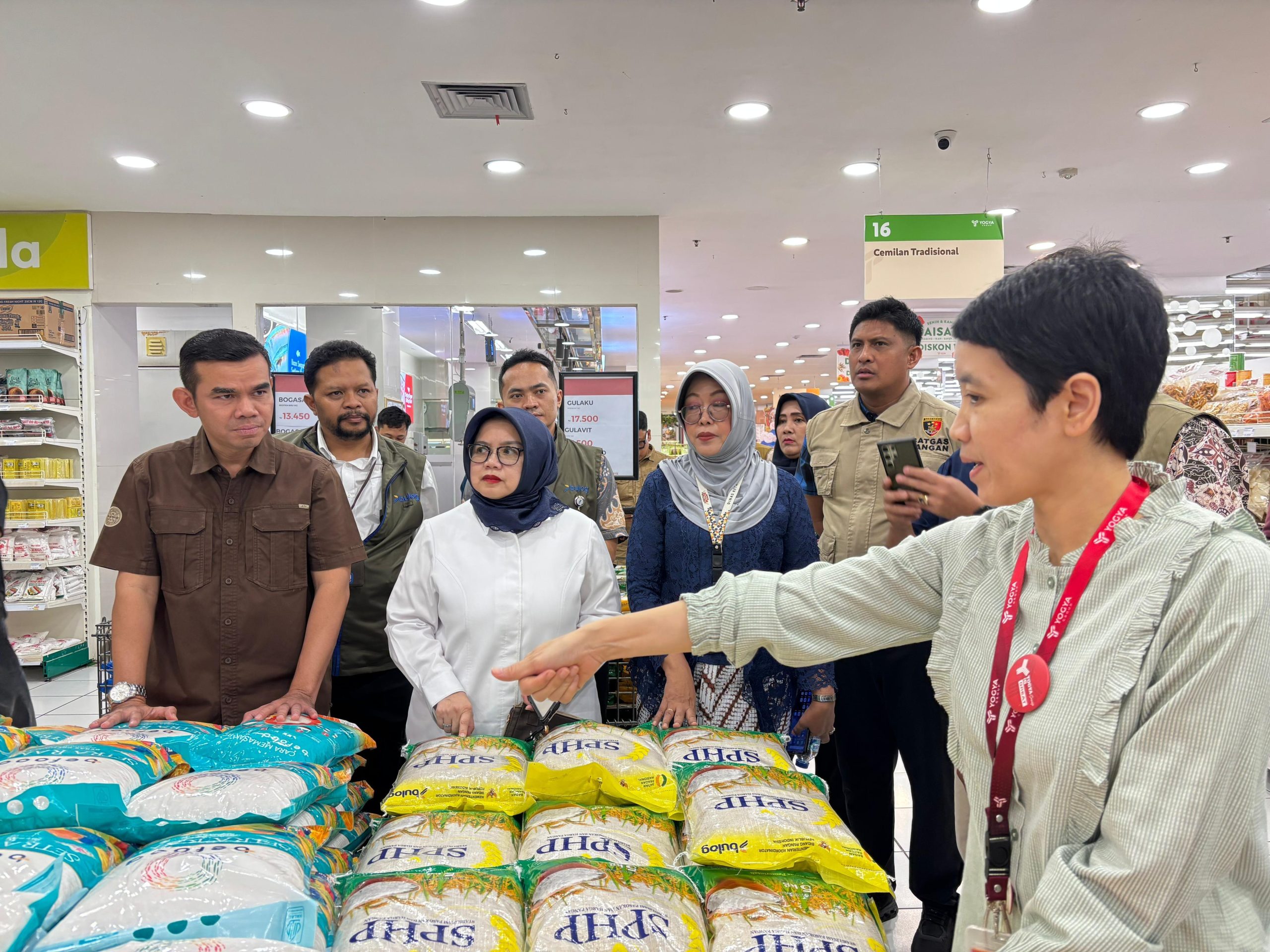 Perum Bulog Kantor Cabang (Kancab) Bogor memastikan ketersediaan stok beras medium maupun premium dalam kondisi aman dan mencukupi untuk memenuhi kebutuhan masyarakat. Penguatan stok tersebut menjadi bagian dari komitmen Bulog dalam menjaga stabilitas pasokan dan harga beras di wilayah Bogor dan sekitarnya.