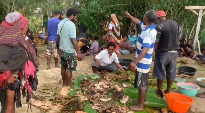 Satgas Yonif 645/GTY Pos Apalapsili melaksanakan Kegiatan Komsos hadir dengan menjalin kebersamaan bersama warga lewat Acara Bakar Batu di Distrik Apalapsili Kab, Yalimo Papua Pegunungan. (10 Agustus 2026)