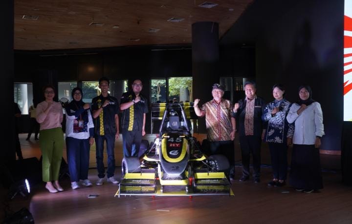 Bertepatan dengan peringatan Hari Kemerdekaan ke-81 Republik Indonesia, Jembo Cable Bimasakti Racing Team Universitas Gadjah Mada (UGM) resmi meluncurkan mobil Formula Student hybrid generasi ke-15, BM-15H.