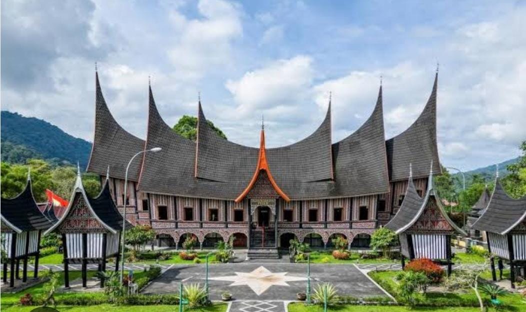Kepedulian masyarakat Sumatera Barat terhadap korban gempa di Nusa Tenggara Timur (NTT) diwujudkan melalui pengiriman rendang sebagai bantuan pangan bagi warga terdampak.