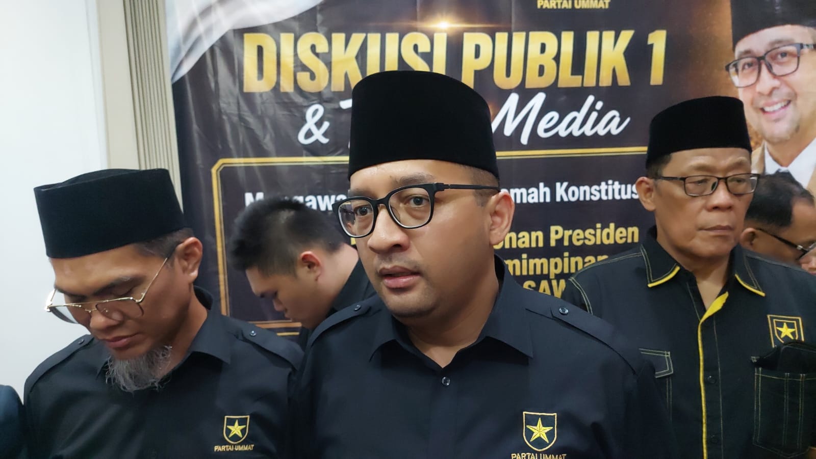 Partai Ummat menggelar diskusi dalam rangka memperingati Maulid Nabi Muhammad SAW dengan mengangkat tema “Mengawal Putusan Mahkamah Soal Pencalonan Presiden dan Kedaulatan Kepemimpinan Nabi Muhammad SAW.”