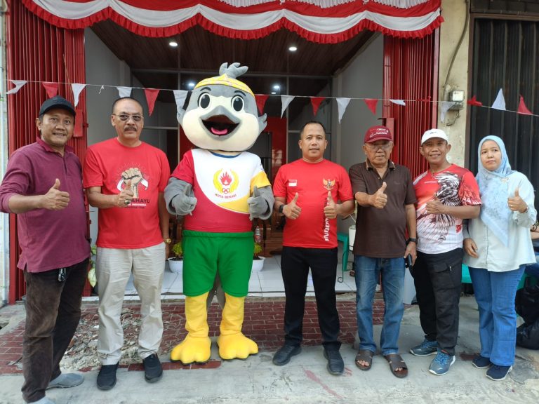 Semarak HUT RI ke-81, Camat Bekasi Barat Hadiri Kegiatan Warga RT 04 RW 14 Sekaligus Sosialisasikan Porprov Jabar 2026