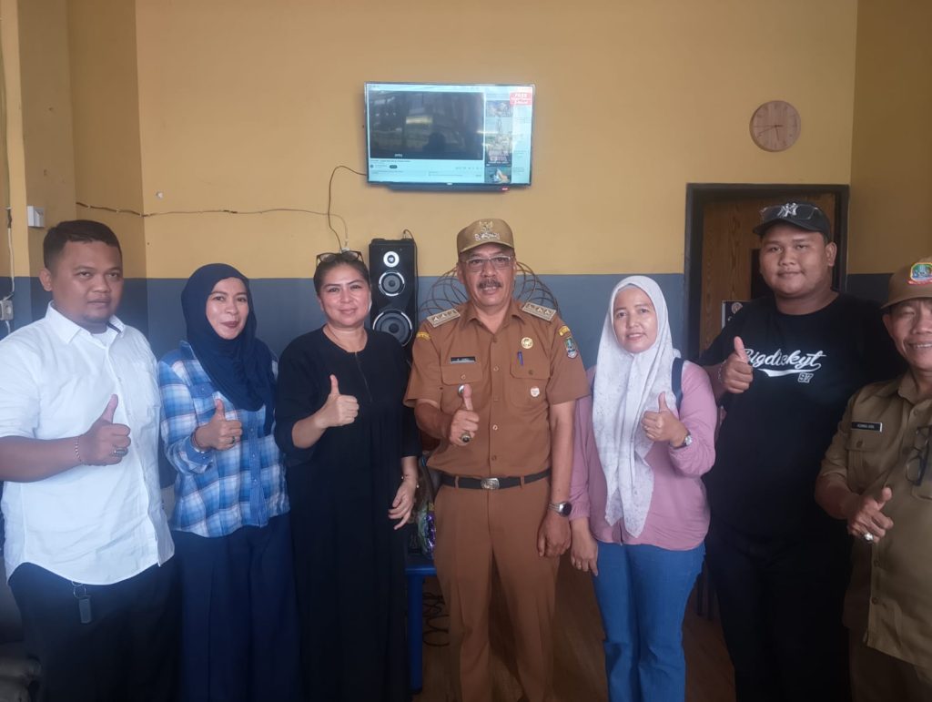 Lurah Kranji, Agus Joko Saputro, bersama jajaran mengunjungi Rumah Makan Rumanam (Rumah Makan Enam Ribu) di Jalan Raya Pemuda RT 04/RW 14, Kelurahan Kranji, Kecamatan Bekasi Barat, Senin (31/8/2026).