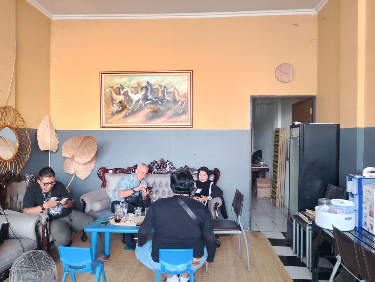 Kebutuhan hunian kos yang nyaman, strategis, dan terjangkau menjadi salah satu pertimbangan penting bagi masyarakat, khususnya mahasiswa, pekerja, maupun perantau yang membutuhkan tempat tinggal praktis di wilayah Kota Bekasi.