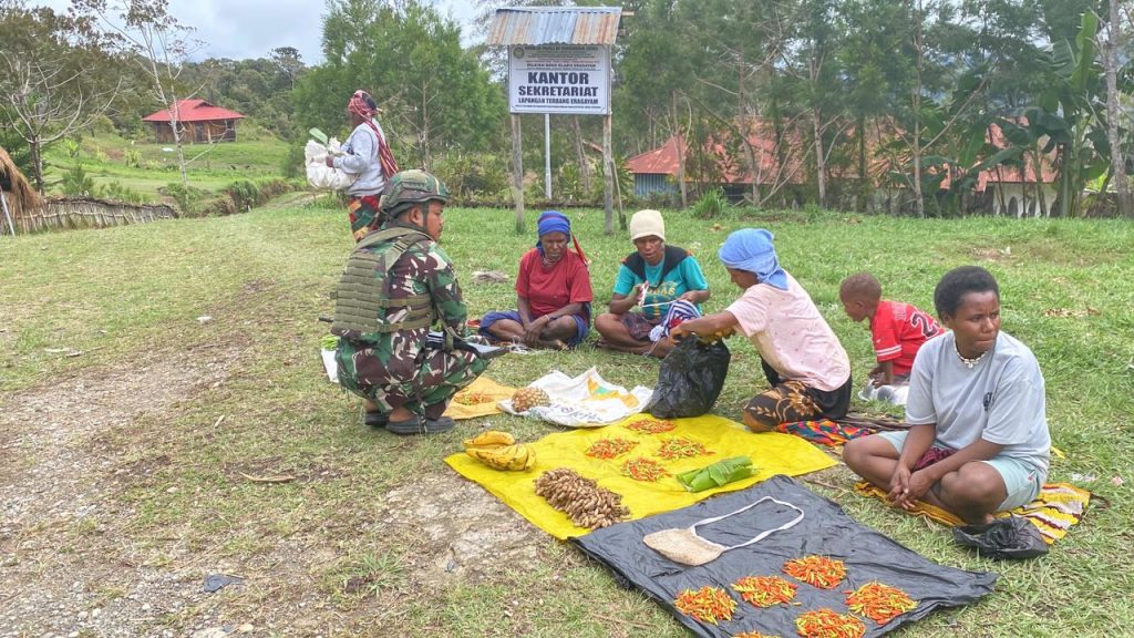 Langkah nyata dalam mendorong kemandirian ekonomi terus dilakukan oleh personel Satgas Pamtas RI-PNG Kewilayahan Yonif 645/Gty Pos Eragayam di Wilayah Distrik Eragayam, Kab. Mamberamo Tengah Prov. Papua Pegunungan, (3 September 2026). Tidak hanya menjaga keamanan di Wilayah perbatasan dan pedalaman, keberadaan Pos Eragayam kini menjadi motor penggerak roda perekonomian warga lokal melalui berbagai program Teritorial produktif.