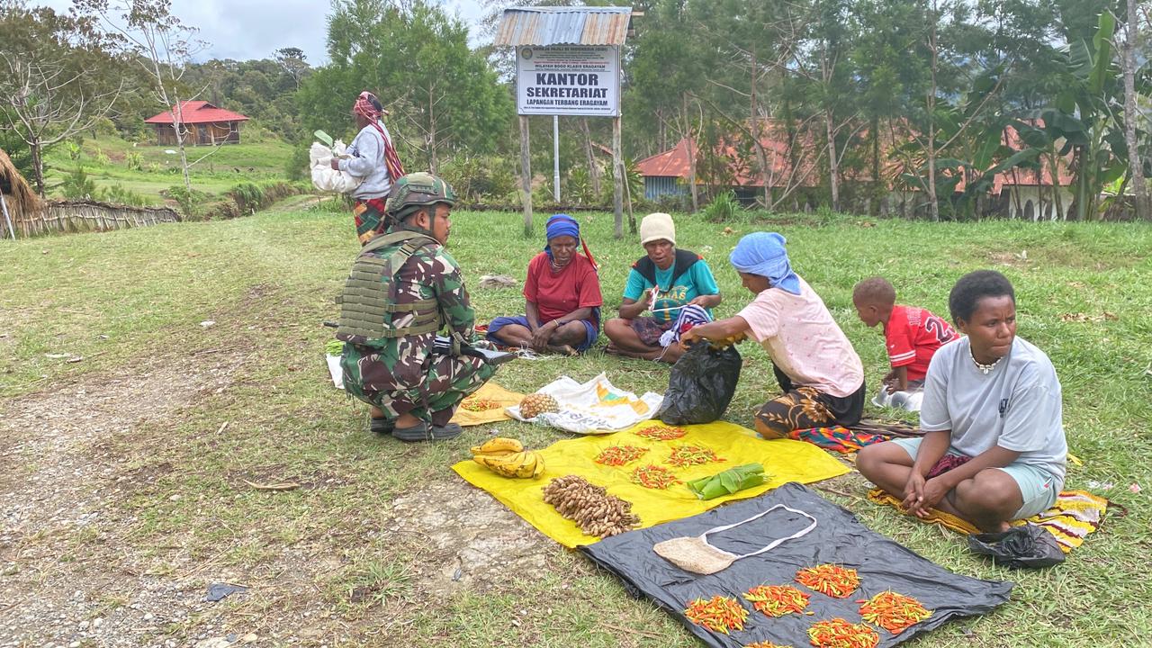 Langkah nyata dalam mendorong kemandirian ekonomi terus dilakukan oleh personel Satgas Pamtas RI-PNG Kewilayahan Yonif 645/Gty Pos Eragayam di Wilayah Distrik Eragayam, Kab. Mamberamo Tengah Prov. Papua Pegunungan, (3 September 2026). Tidak hanya menjaga keamanan di Wilayah perbatasan dan pedalaman, keberadaan Pos Eragayam kini menjadi motor penggerak roda perekonomian warga lokal melalui berbagai program Teritorial produktif.