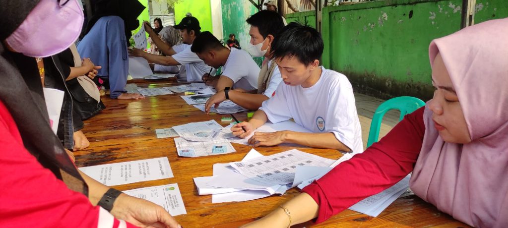 Pemerintah Kelurahan Jatimakmur, Kecamatan Pondokgede, Kota Bekasi, menyalurkan bantuan pangan berupa beras kepada ribuan warga yang telah ditetapkan sebagai penerima manfaat. Rabu (9/9/2026).