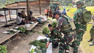 Suasana hangat dan penuh keceriaan mewarnai Distrik Kelila saat personel Pos Kelila Satgas Yonif 645/Gardatama Yudha menyambangi tempat jualan mama-mama Papua untuk membeli hasil pertanian mereka.