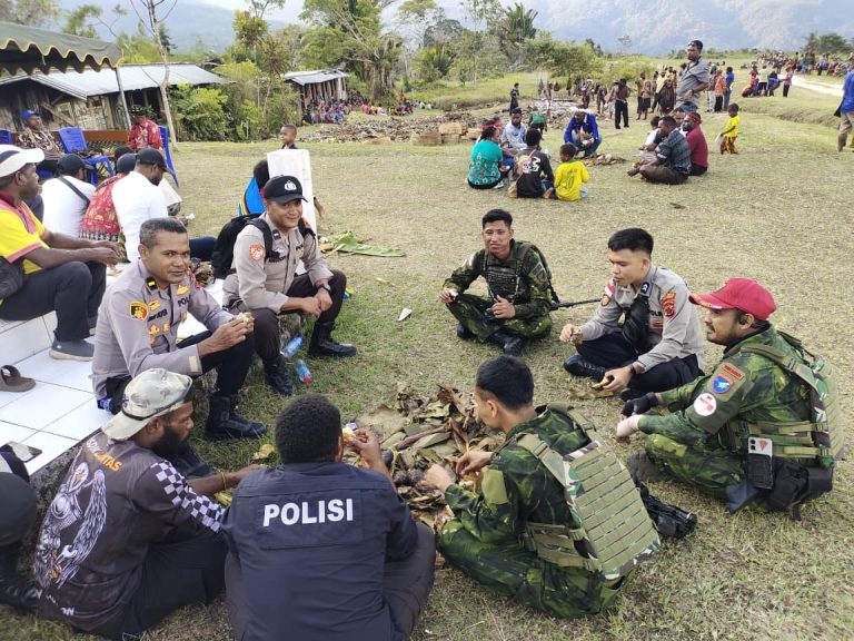 Personel Pos Apalapsili Satgas Pamtas Kewilayahan RI-PNG Yonif 645/Gardatama Yudha melaksanakan pengamanan kegiatan ibadah memperingati masuknya Injil di Distrik Apalapsili, Kabupaten Yalimo, Provinsi Papua Pegunungan, Rabu (23/9/2026).