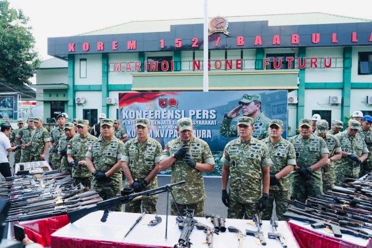Pendekatan persuasif dan komunikasi yang dibangun prajurit jajaran Korem 152/Baabullah berhasil menumbuhkan kepercayaan di hati masyarakat Ternate. Hasilnya, masyarakat secara sukarela menyerahkan 75 pucuk senjata api, 1.111 butir munisi, dan satu granat tangan kepada Kodam XV/Pattimura di Korem 152/Baabullah, Ternate, Maluku Utara, Jumat (2/10/2026).