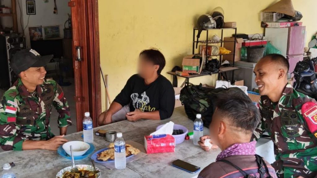 Personel Pos Langau II Satuan Tugas Pengamanan Perbatasan (Satgas Pamtas) RI–Malaysia Yonarmed 13/Nanggala menerima penyerahan sukarela satu pucuk senjata api rakitan jenis Bowman yang masih aktif dari seorang warga berinisial G di Desa Langau, Kecamatan Puring Kencana, Kabupaten Kapuas Hulu, Kalimantan Barat, Sabtu (10/10/2026).
