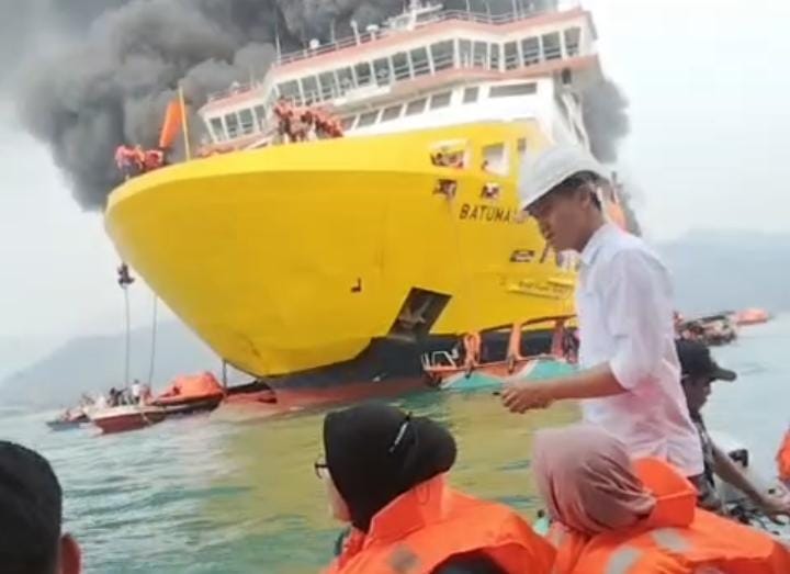 Kapal Motor Penumpang (KMP) Batumandi mengalami kebakaran saat melakukan olah gerak menuju Dermaga VI Pelabuhan Merak, Cilegon, Banten, Selasa (20/10/2026) sore