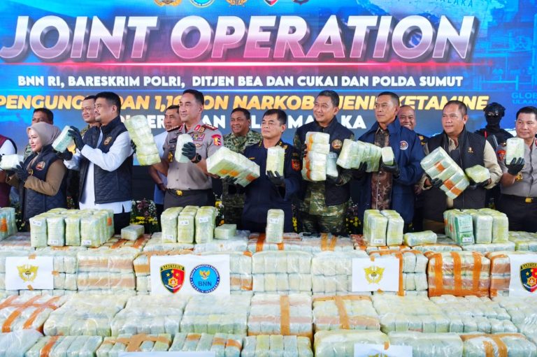 Aparat gabungan mengungkap dugaan penyelundupan narkotika jenis ketamine yang diangkut kapal tanker Global 168. Sebanyak 1.160 paket yang masing-masing disebut berbobot sekitar satu kilogram diamankan dalam pengungkapan tersebut.