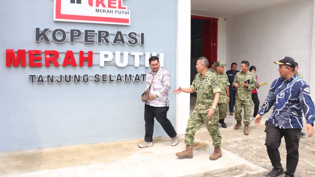 Tim Verifikasi dan Validasi (Verval) Kodam I/Bukit Barisan (BB) meninjau perkembangan pembangunan Koperasi Desa/Kelurahan Merah Putih (KDKMP) Tanjung Selamat, Kecamatan Medan Tuntungan, Kamis (22/10/2026).